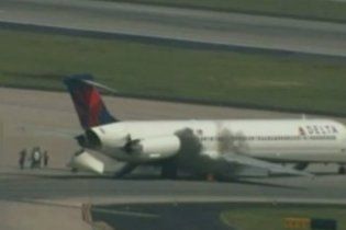 У пассажирского самолета MD-88 при посадке загорелся двигатель