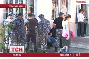 На Прикарпатті рятувальники, міліція та лісники вже четверту добу шукають двох дітей