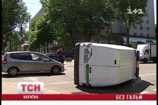 У центрі Києва перекинувся інкасаторський фургон