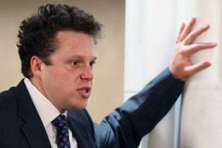 Російський бізнесмен з'їв краватку після того, як програв парі