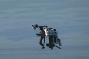 Літаючий ранець Jetpack піднявся на рекордні півтора кілометра