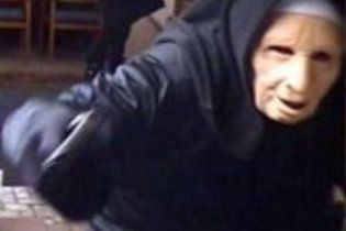 Перевдягнені черницями бандити пограбували банк в США