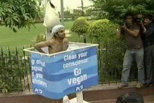 Активіст PETA прийняв душ у центрі Нью-Делі