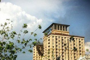 В центре Киева горел отель "Украина"