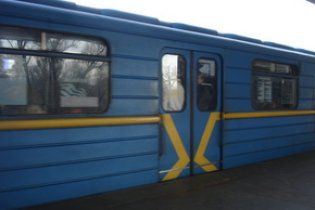 У київському метро пасажир впав під потяг