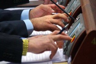 В Донецькій облраді замість депутатів голосують сторонні люди