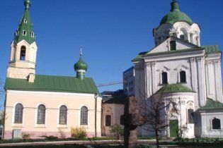 Під церквою в центрі Києва чоловік зарізав дружину на очах у перехожих