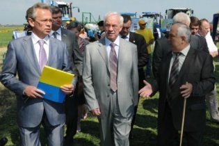 Азаров образився на селян за вила під Кабміном