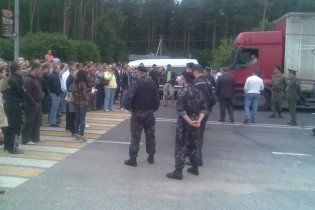 Бунт білоруських водіїв на кордоні з Польщею придушили ОМОНом і газом