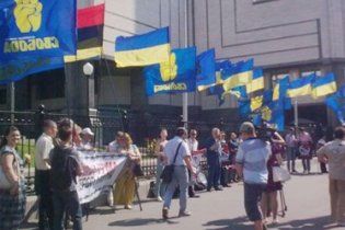 Під Конституційним судом сталося "бойове зіткнення" комуніста і 30 націоналістів
