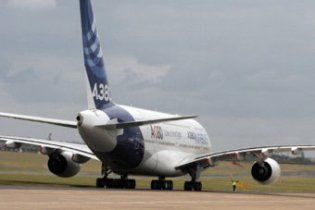 Гігантському лайнеру Airbus дозволили прилетіти в Ле Бурже