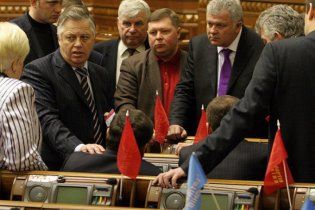 Опозиція з комуністами не дали Азарову приватизувати ласі підприємства