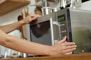 Молодая мать запекла новорожденную дочку в микроволновой печи