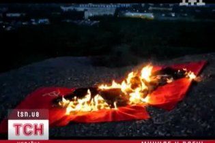 В Донецке двое шахтеров сожгли советский и нацистский флаги