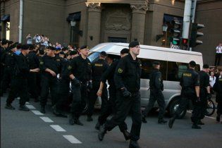 Білорусів закликали на акціях протесту весело грузиться в автозаки