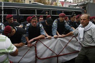 Печерский суд, где начинается рассмотрение дела Тимошенко, окружила милиция