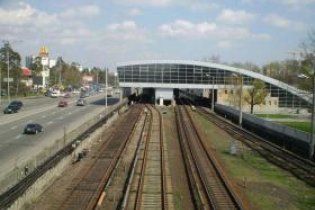 В Киеве на станции метро "Дарница" под колесами поезда погиб мужчина