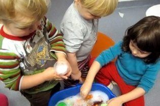 В детсаду Швеции отменили "мальчиков" и "девочек" и называют детей "оно"