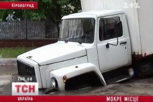 На Кировоградщине из-за ливней машины проваливаются под землю