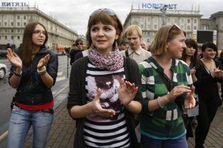 Белорусская милиция позволила минчанам аплодировать