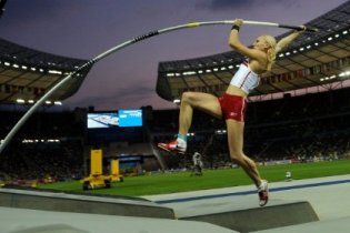Чемпіонка світу зламала жердину під час стрибку (відео)