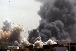 НАТО нанесли три авиаудара по местам, где прошла массовая акция в поддержку Каддафи