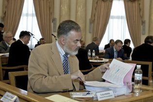 Табачник хочет закрывать школы, потому что от мораториев дети не рождаются