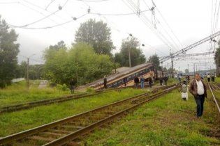 У Львові електричка зійшла з рейок і впала на дорогу