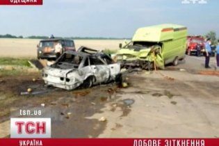У страшній аварії легковика та маршрутки на Одещині згоріла вся сім’я
