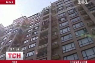 Двухлетняя китаянка упала с 10-го этажа на руки случайной прохожей