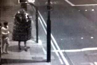 Гігантська в'язана шапка втекла з англійського Лідса (відео)