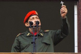 Чавес отдал часть полномочий и вылетел на Кубу лечиться