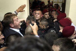 Нардеп от БЮТ выгнал из Печерского суда милиционера