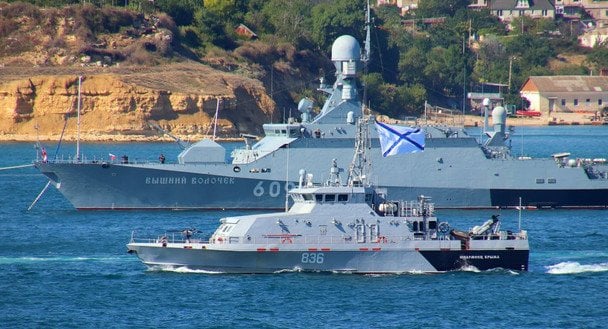 Катер проєкту "Грачонок" ВМФ РФ на тлі МПК "Буян-М".  / © Defense Express