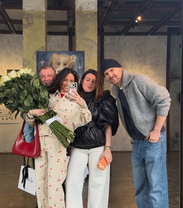 Надя Дорофєєва з чоловіком і друзями / © instagram.com/nadyadorofeeva