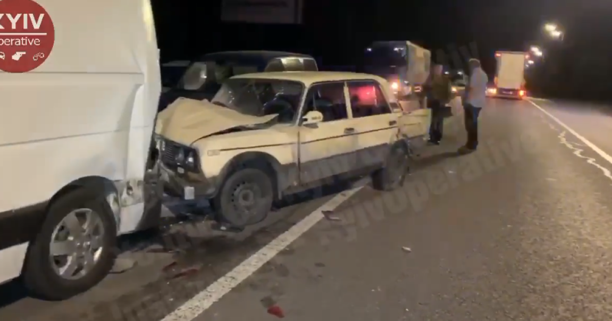 Під Києвом внаслідок ДТП із чотирма автівками постраждав водій: його авто відкинуло на зустрічну смугу