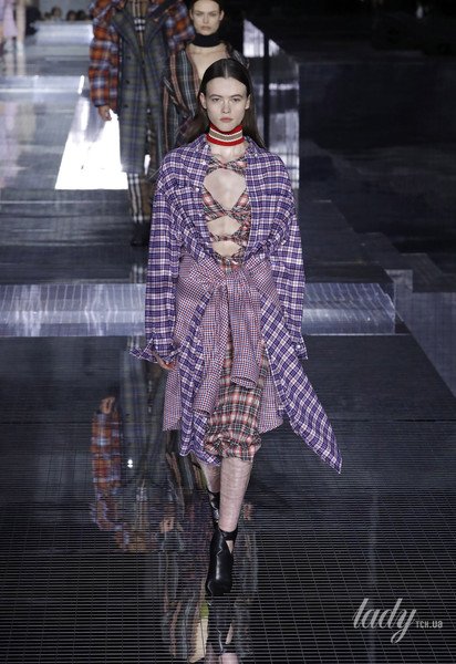 Коллекция Burberry прет-а-порте сезона осень-зима 2020-2021 / © East News