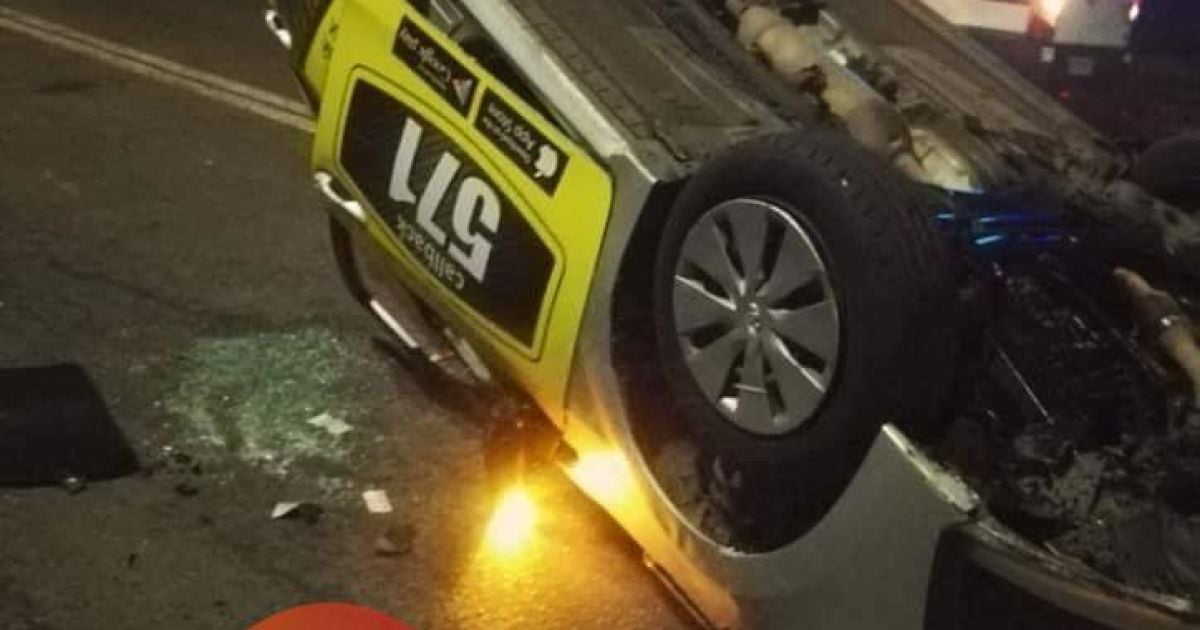У Києві таксист заснув за кермом, автівка з пасажиркою перекинулась