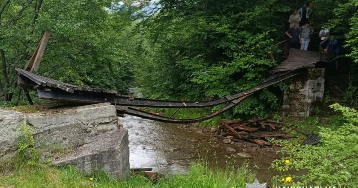 у селі Виженка обвалився міст із дітьми