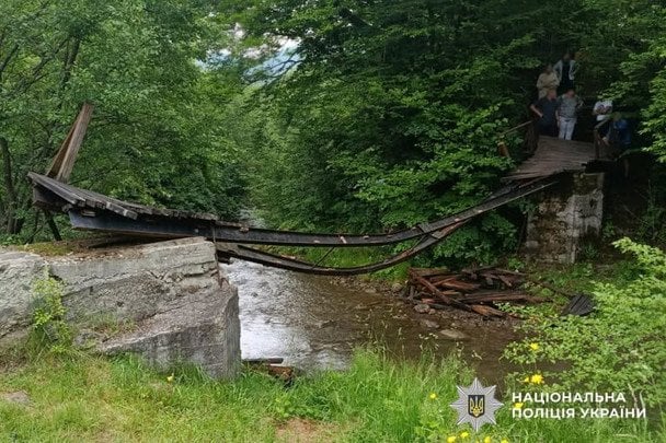 На Буковині обвалився міст із дітьми: моторошне відео нещасн