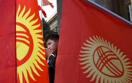 В Бишкеке сотни людей вышли на митинг, чтобы отпраздновать отставку президента