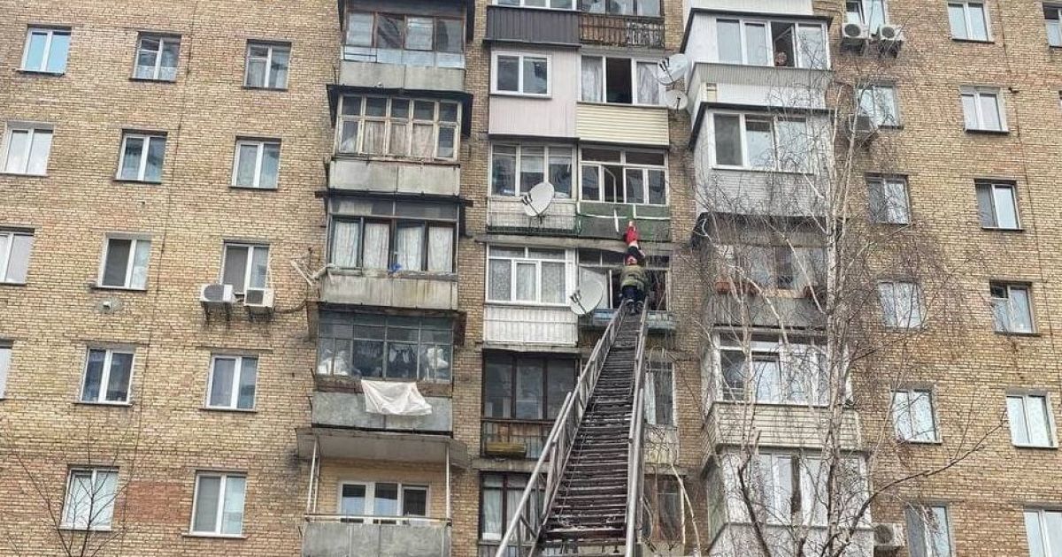 Випала з вікна та зачепилася за конструкції балкона: у Києві рятувальники зняли з багатоповерхівки тіло жінки