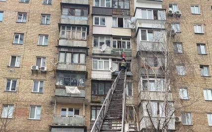 Выпала из окна и зацепилась за конструкции балкона: в Киеве спасатели сняли с многоэтажки тело женщины
