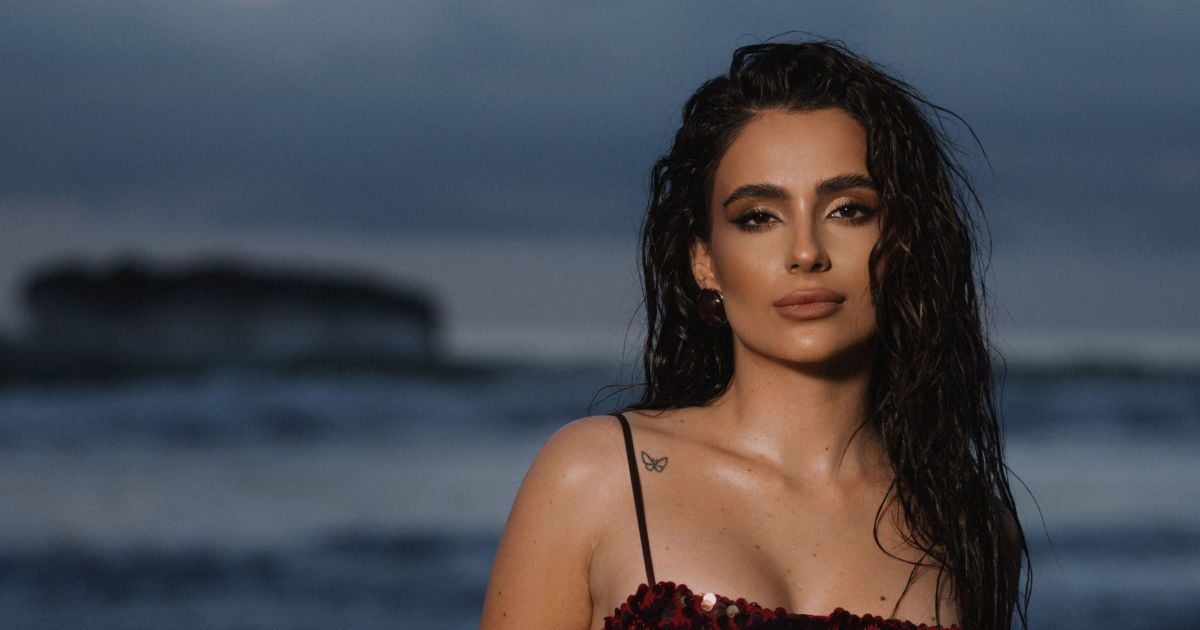 Анна Трінчер у кліпі на пісню "Вином текла"