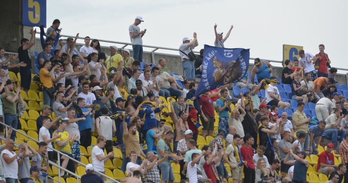 Їм не платять: вболівальники російського клубу нагодували футболістів супом