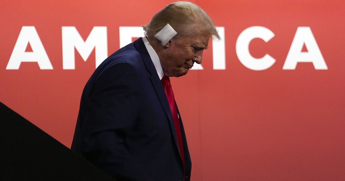 Дональд Трамп після поранення у вухо вперше з'явився на публіці