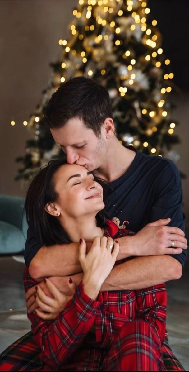 Илона Гвоздева устроила новогоднюю фотосессию с семьей / © instagram.com/ilonagvozdeva