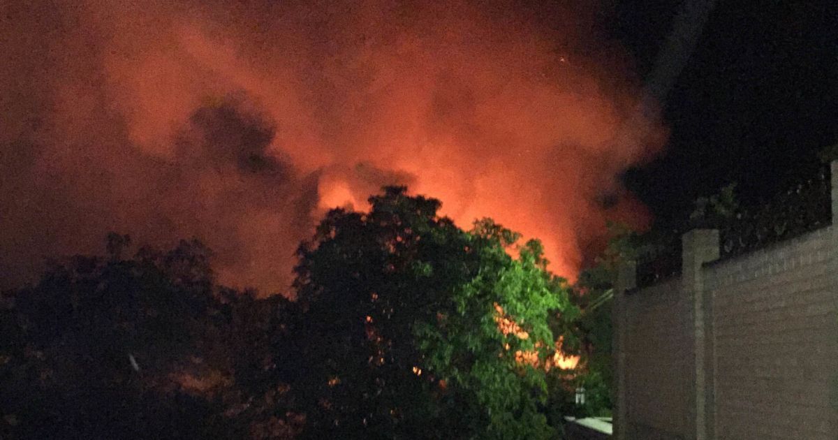 Заграву від вогню видно по всій окрузі.