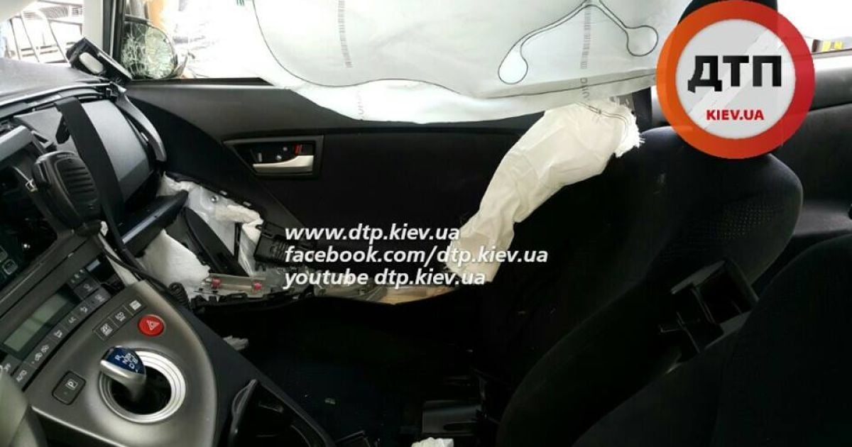 Chevrolet не разминулся с патрульной машиной / © facebook/dtp.kiev.ua