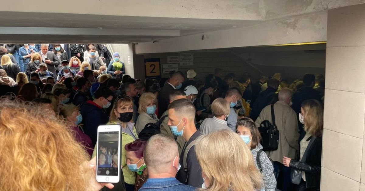 В киевском метро снова толпа и давка: появились фото и видео со станций